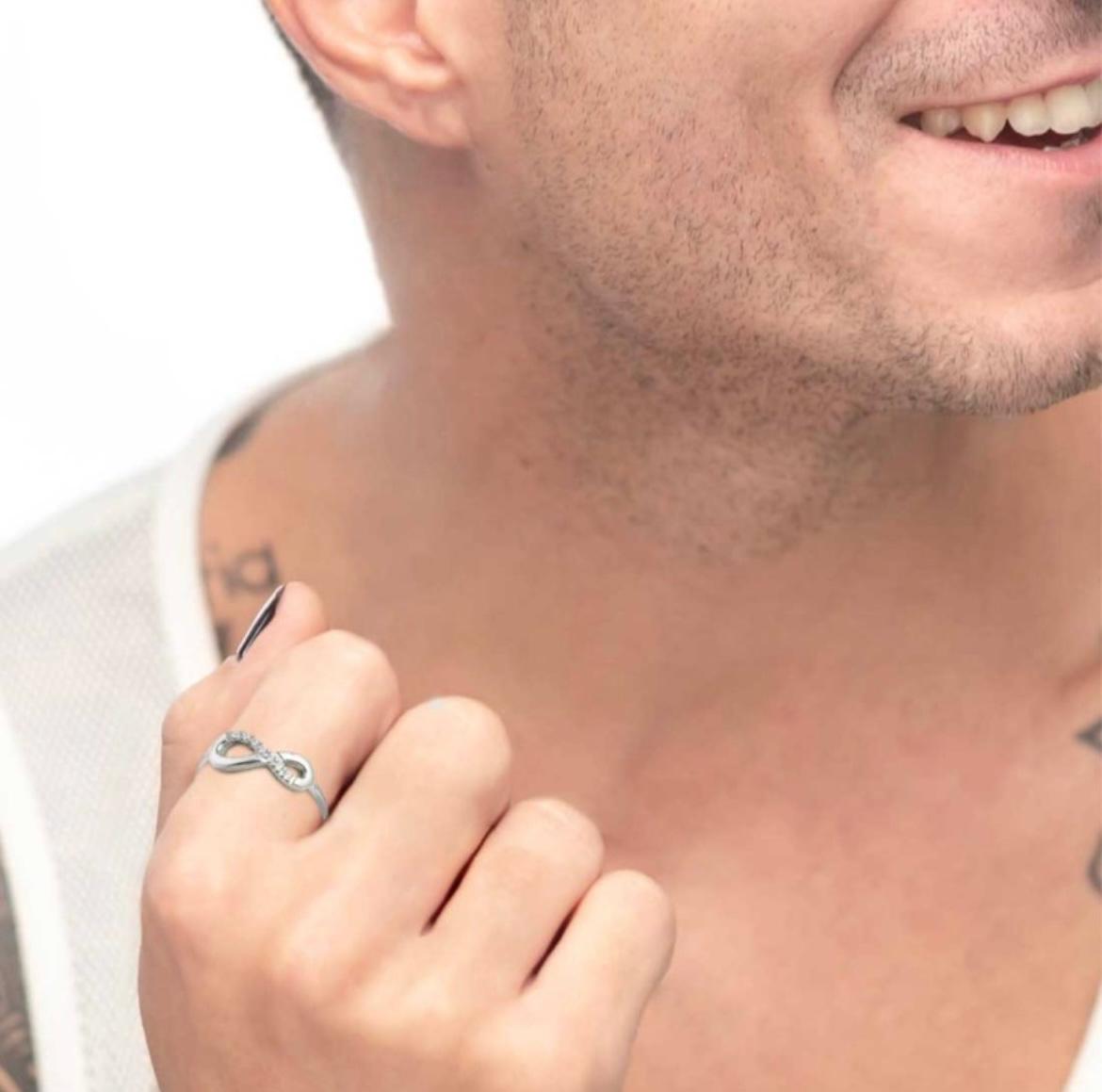 Anello infinito con zirconi bianchi