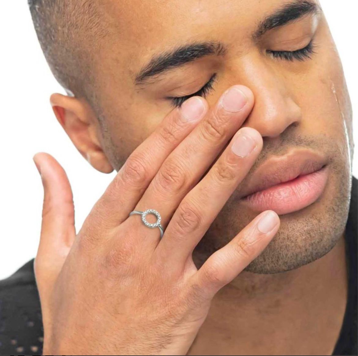 Anello cerchio con zirconi bianchi