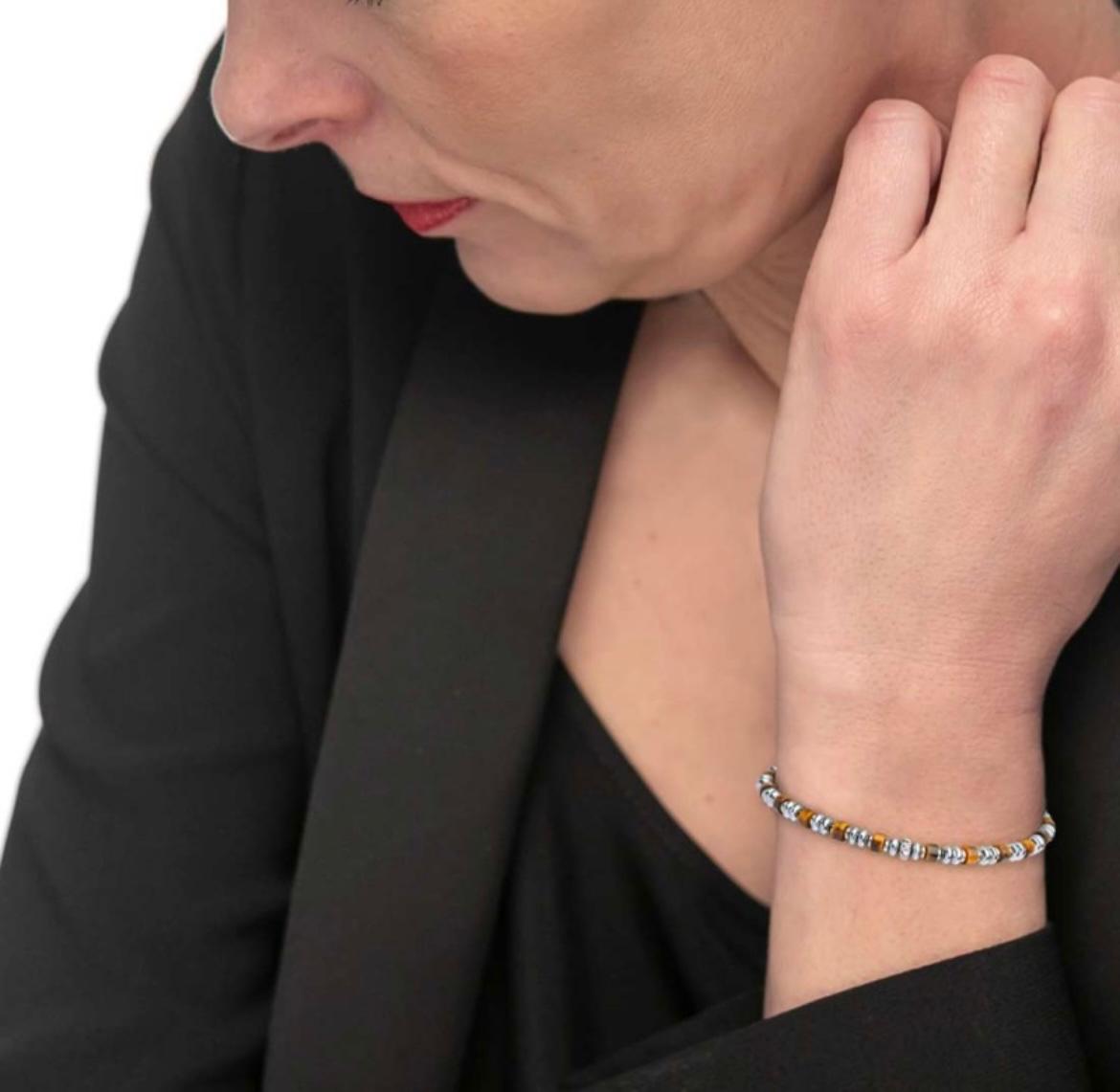 Bracciale con rondelle in pietra ed elementi in ematite