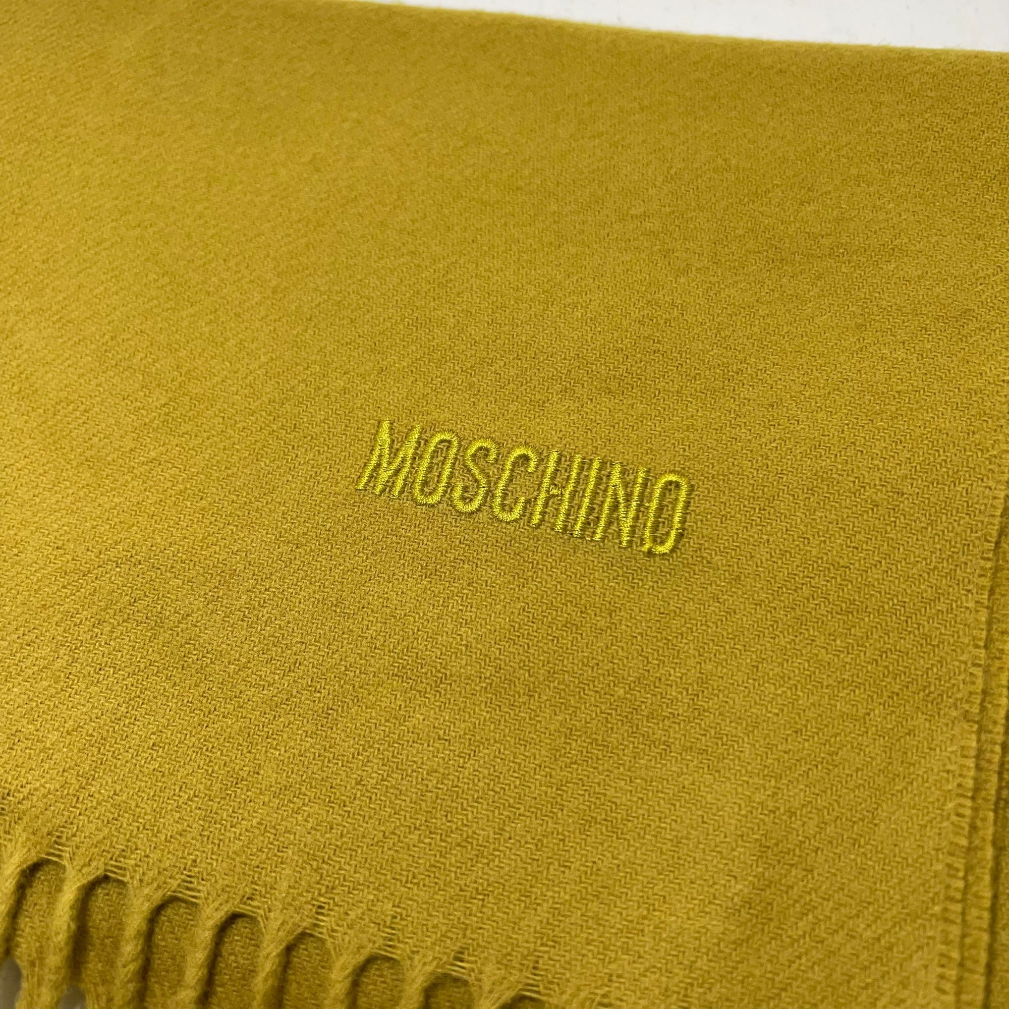 Sciarpa in lana Moschino e frange senape