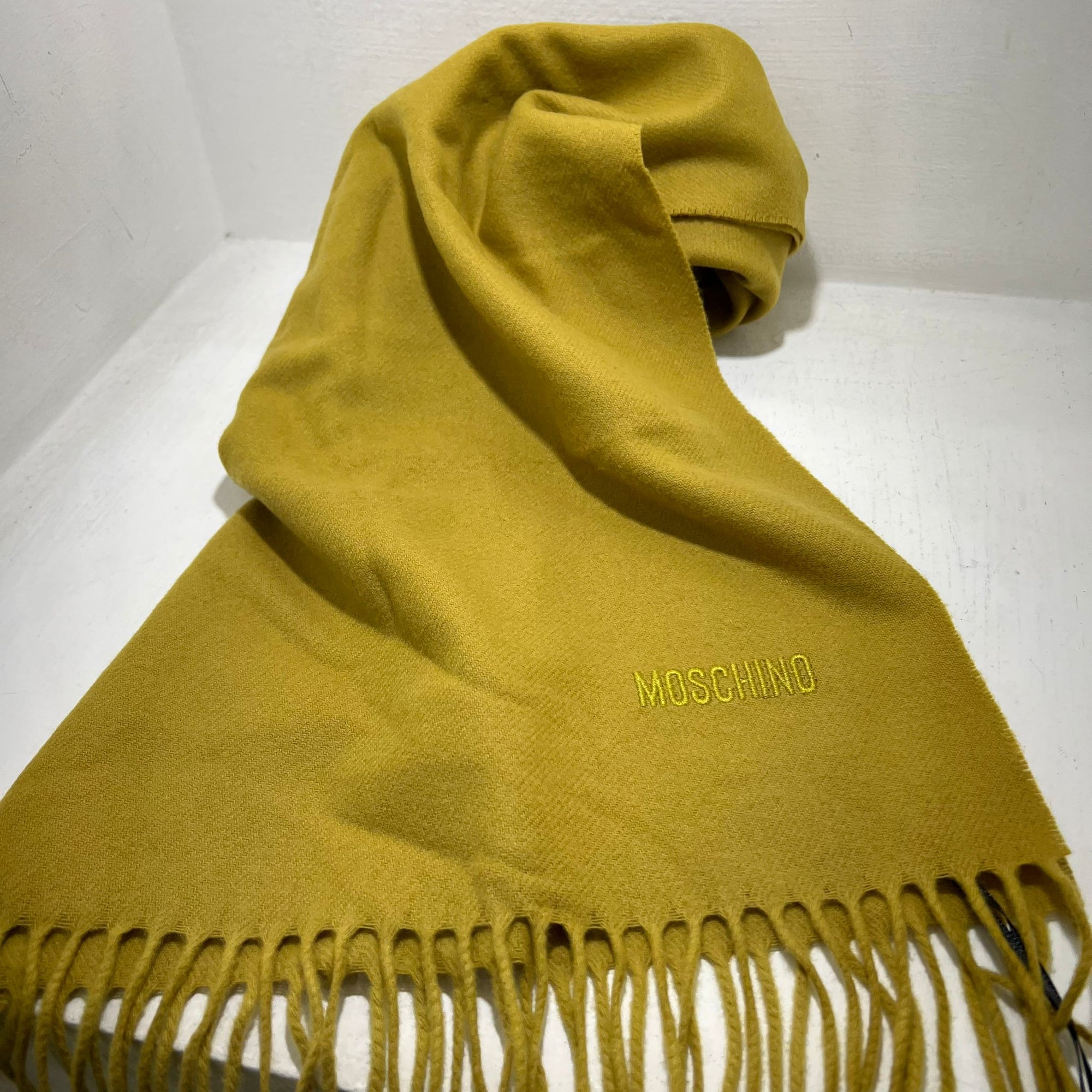 Sciarpa in lana Moschino e frange senape