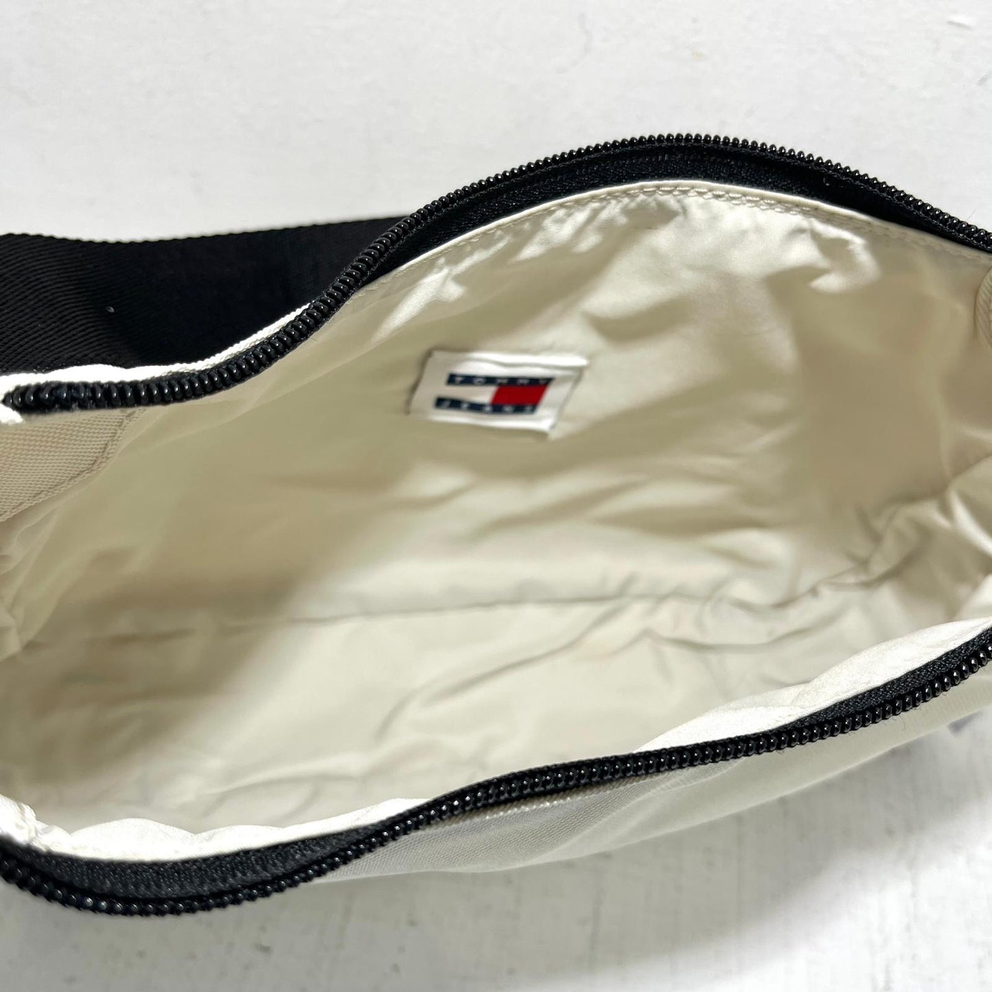 Tommy Jeans - Essential Daily Shoul Panna