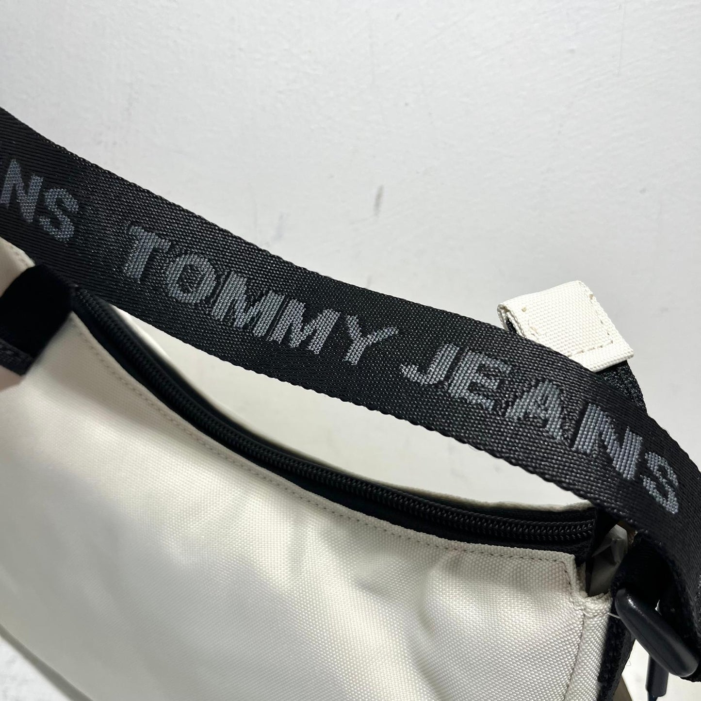 Tommy Jeans - Essential Daily Shoul Panna