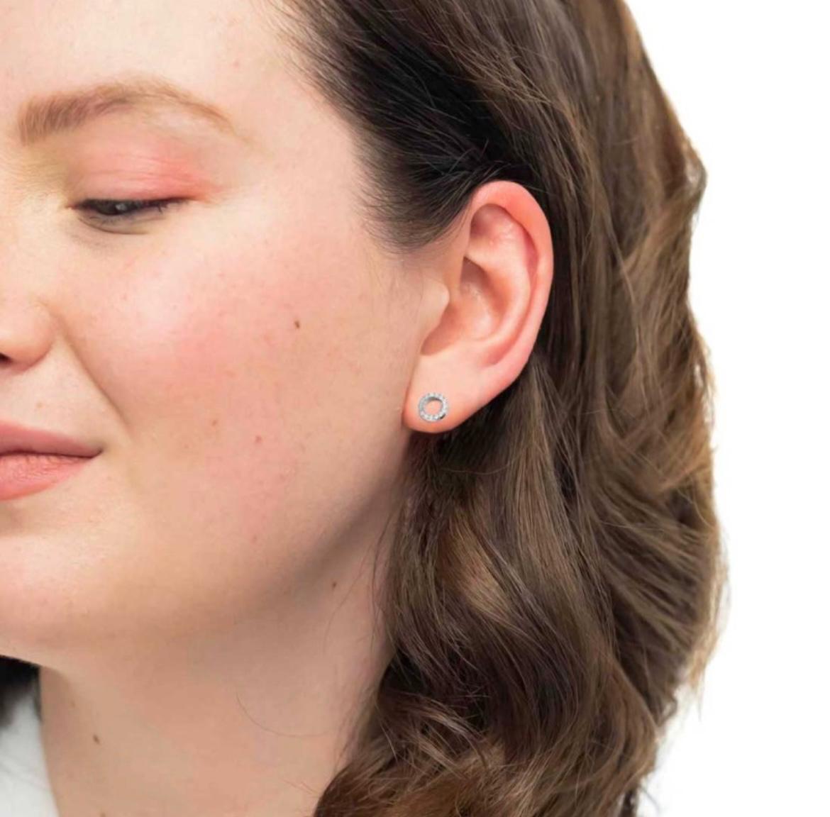 Orecchino a lobo cerchio 0,8 cm con zirconi bianchi