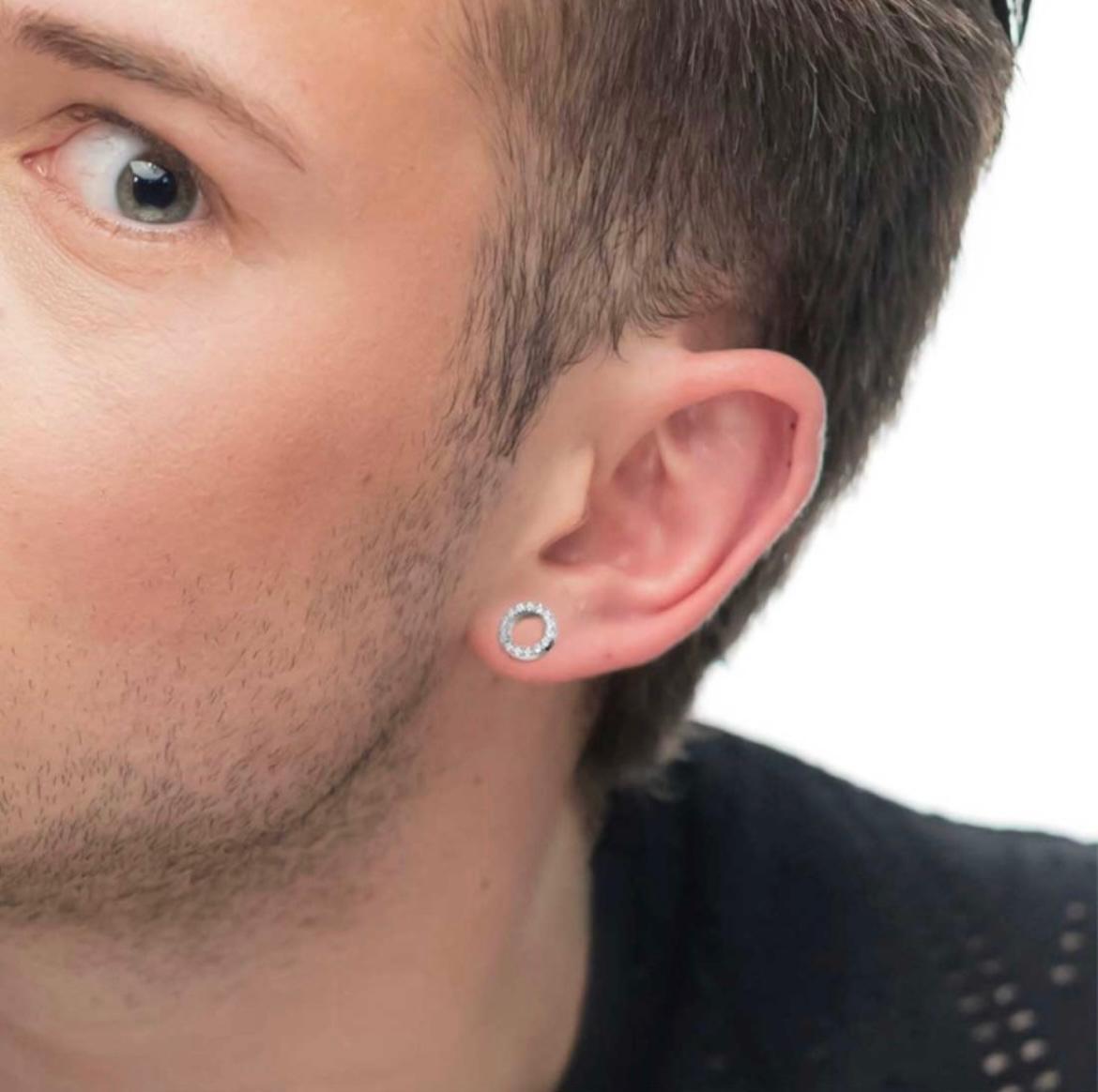 Orecchino a lobo cerchio 0,8 cm con zirconi bianchi