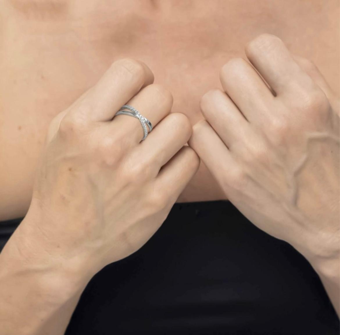 Anello incrociato con zirconi bianchi