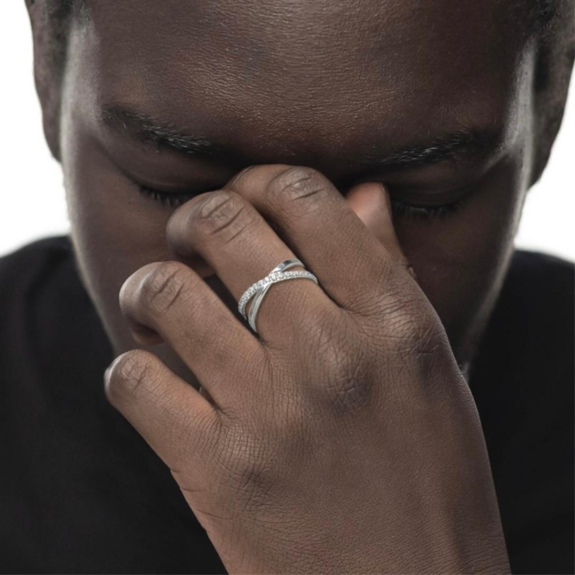 Anello incrociato con zirconi bianchi