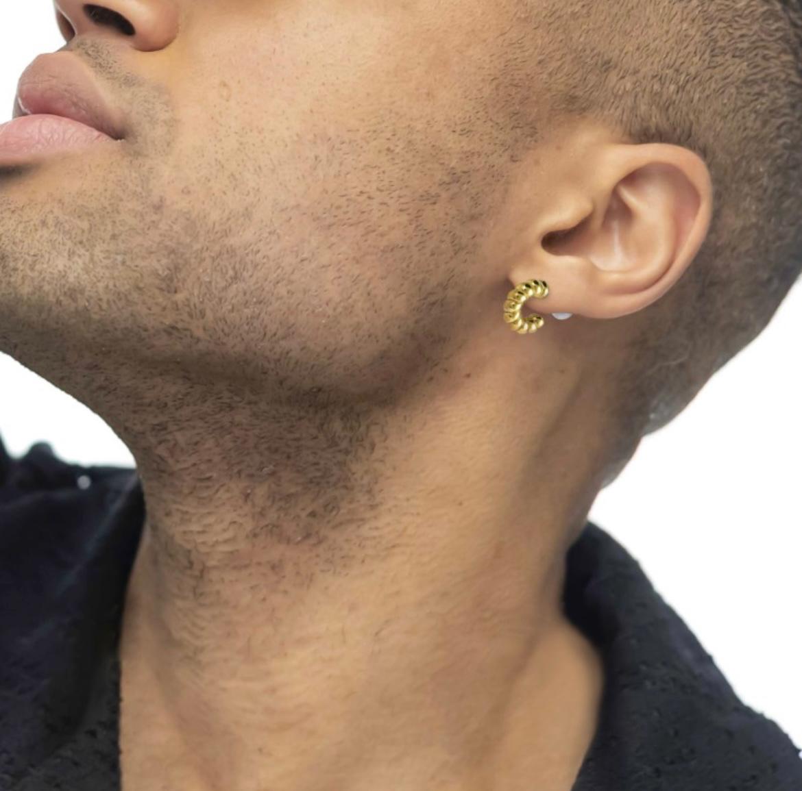 Orecchino a lobo a cerchietto trama treccia con chiusura perla