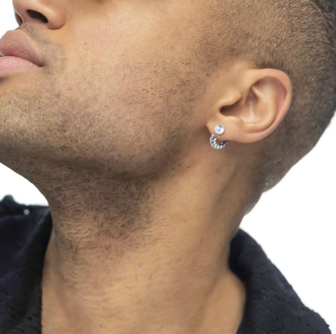 Orecchino a lobo a cerchietto trama treccia con chiusura perla