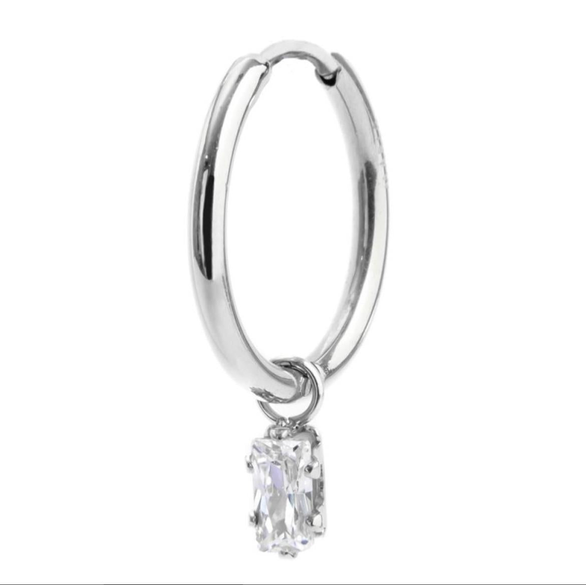 Orecchino a cerchio con zircone baguette