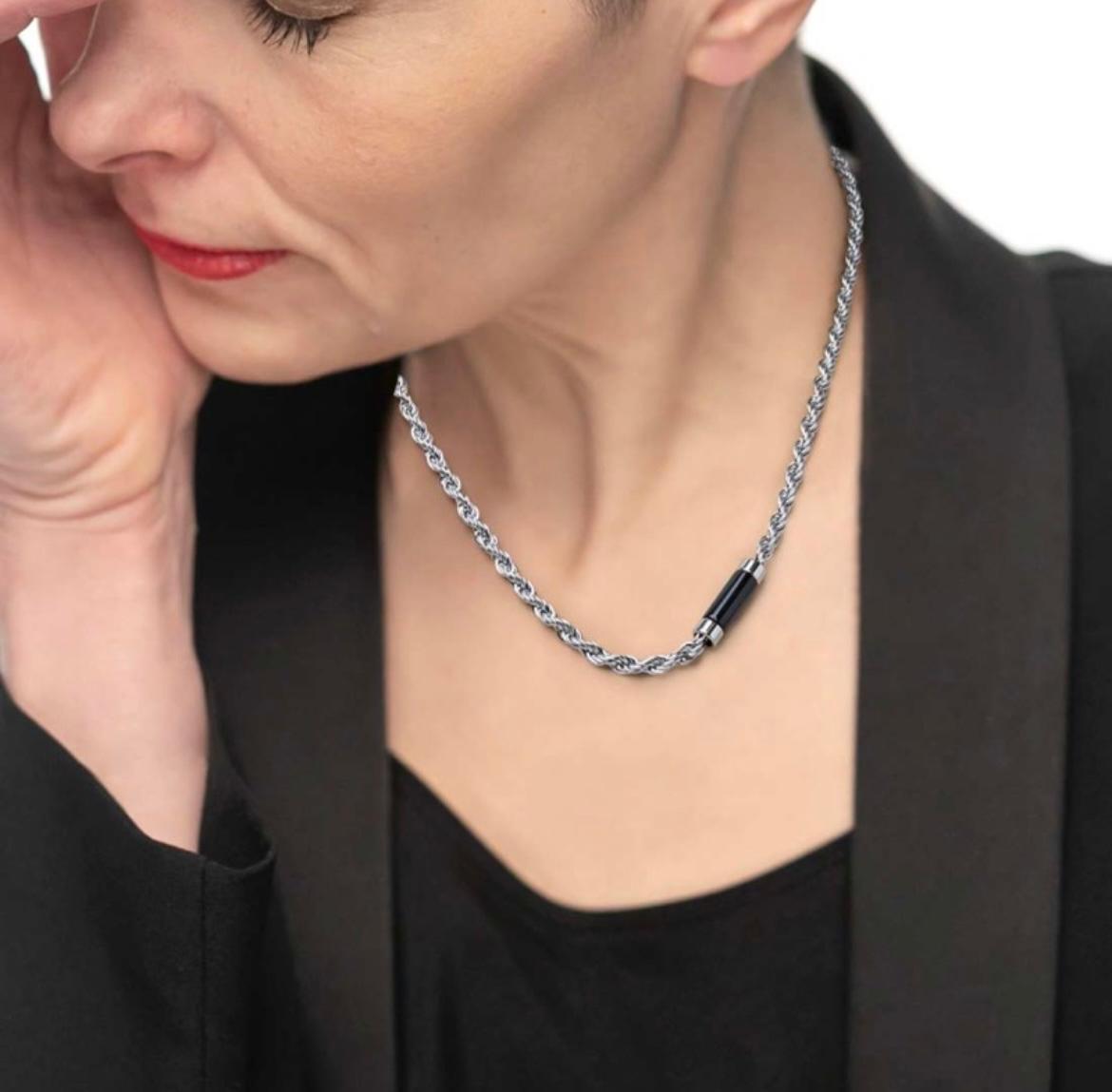 Collana con elemento in pietra