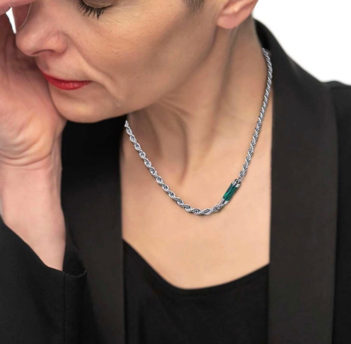 Collana con elemento in pietra